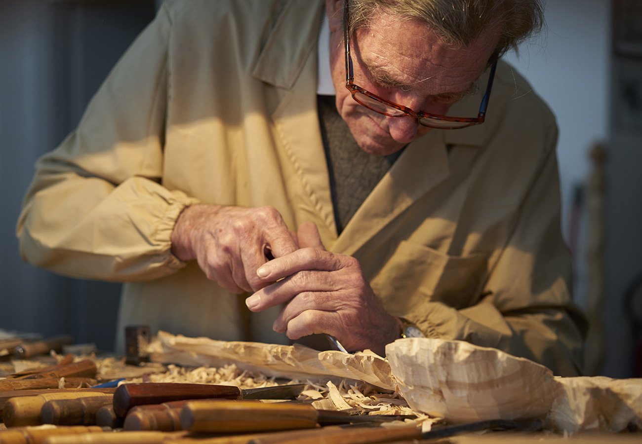 L'autentica passione per il progetto e la straordinaria abilità artigianale esaltano l'intaglio e la bellezza delle forme classiche