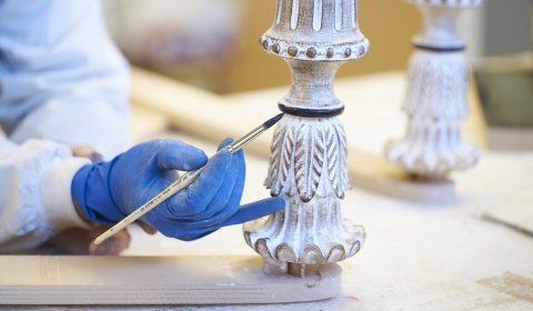 Two new finishings exalt the beauty and the expertise of the woodcarving.